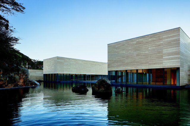 지난해 9월 강원 삼척시 정라동에 지어진 이사부독도기념관은 부지 일부를 4m가량 파내 매립 전 원래 섬이었던 육향산 일대 경관을  재현했다. 깎아지른 육향산 암반 아래로 1m 깊이 못을 설치해 바다 위에 떠오른 듯한 독도를 형상화했다. ⓒ신경섭 심플렉스  건축사사무소 제공