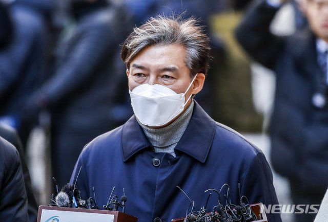 자녀 입시 비리 및 감찰 무마 등 혐의를 받는 조국 전 법무부 장관이 3일 오후 서울 서초구 서울중앙지방법원에서 열린 선고 공판을 마친 뒤 법원을 나서며 취재진의 질문에 답하고 있다. 뉴시스