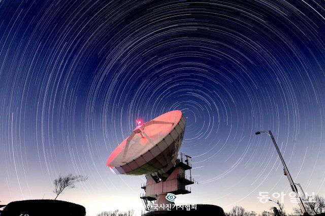 <피쳐 뉴스>  다누리가 최근 달 궤도 진입에 성공하면서 우리나라는 세계에서 7번째 달 탐사국에 첫 발을 내딛게 됐다. 마침내 우주는 대한민국의 미래 성장 동력으로 자리잡게 된 것이다. 임인년과 계묘년이 교차하는 31일 오후 10시부터 1일 오전 2시까지 세종시 연기면 국토지리정보원 우주측지관측센터에서 바라본 우주를 촬영했다. 우주측지관측센터 직경 22m의 안테나와 수신기는 지구에서 수십억 광년 떨어진 거리에 있는 퀘이사(QUASAR)의 전파를 측정하는 기구다. 사진은 조리개 5.6 감도 400, 20초 간격으로 4시간 동안 촬영 후 레이어 합성. / 최은성 대전일보 기자/