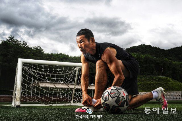 손흥민 선수의 아버지 손웅정 SON축구아카데미 감독이 유소년 선수 수업에 앞서 축구화 끈을 묶고 있다. 제2의 손흥민을 꿈꾸는 유소년 선수들에게 항상 겸손함, 성실함, 기본기를 강조하고 어떤 훈련이든 선수들과 함께 하는 손 감독의 솔선수범 리더십이 주목받고 있다. 손흥민 선수의 변함없는 겸손함은 세계적으로도 화제인데, 이 겸손함은 아버지에게서 배운 것이다. 손 감독이 유소년 선수를 지도하는 것 외에 개인적으로 하는 일은 운동, 축구, 청소, 책 읽기가 전부다. 손 감독의 인생 철학 중 겸손함 외에 추구하는 또 다른 핵심은 무소유와 자기 행복을 실천하는 삶 이다. 손흥민 선수와 독일, 영국 거주 시절 손 감독의 짐은 여행용 가방 하나에 전부 담기는 운동복 몇벌과 책 몇권이 전부였다. / 최원석 코리아타임스 기자