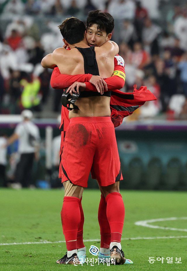 <스포츠 뉴스> 12월 3일 카타르 알라이얀의 에듀케이션 시티 스타디움에서 열린 2022 카타르 월드컵 조별리그 H조 3차전 대한민국과 포르투갈 경기에서 승리를 거두며 16강 진출에 성공한 대표팀 손흥민과 황희찬이 뜨거운 포옹을 나누고 있다. / 임헌정 연합뉴스 기자