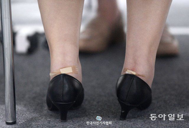 <피쳐뉴스> 힘든 취업의 길. 7월 5일 서울 코엑스에서 열린 중견기업 일자리 박람회에서 참가한 한 취준생이 구두 때문에 생긴 뒤꿈치 상처에 밴드를 붙인 채 면접을 치르고 있다. / 이한형 국민일보 기자