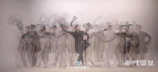 <인물 사진>  황태인 국립무용단 단원(1988년생)의 얼굴에는 자신감이 넘친다. 직접 한량무를 재해석한 ‘산수놀음’ 공연을 준비중인 모습을 다중 촬영했다. 한량무는 풍류를 알고 의기 있는 호협(豪俠)한 사나이의 별명인 한량들의 노는 모습을 춤으로 형상화 한 것이다. 도포에 갓을 쓰고 부채를 들고 추며 대부분 남성 1인무(홀춤)으로 공연한다. / 박해묵 헤럴드경제 기자