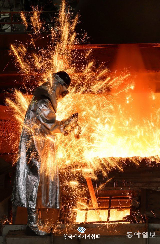 <사건사고 뉴스>  태풍 ‘힌남노’로 49년 만에 가동이 중단됐던 경북 포항시 포스코 포항제철소 고로 3기(용광로)가 12월21일 다시 붉은 쇳물을 쏟아내고 있다. 고로는 닷새 이상 가동이 멈출 경우 수천억 원의 경제적 손실로 이어져 포스코는 고로 재가동에 총력을 기울였다.  / 김범준 한국경제 기자