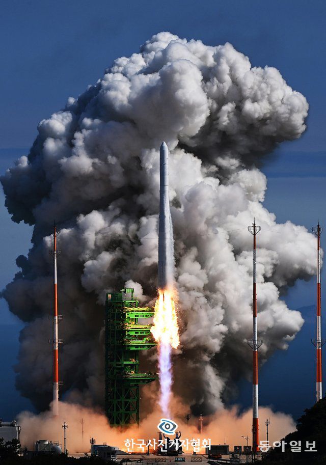 <사건사고 뉴스> 순수 국내 기술로 설계 및 제작된 한국형 발사체 ‘누리호(KSLV-Ⅱ)’가 6월 21일 전남 고흥군 나로우주센터 발사대에서 화염을 내뿜으며 우주로 날아오르고 있다. ‘누리호’는 2차 발사 만에 목표 궤도 700km에 도달하고 성능검증위성과 위성모사체를 안정적으로 분리하며 대한민국이 세계 일곱 번째 우주 강국 반열에 올라섰다. 오승현 서울경제 기자