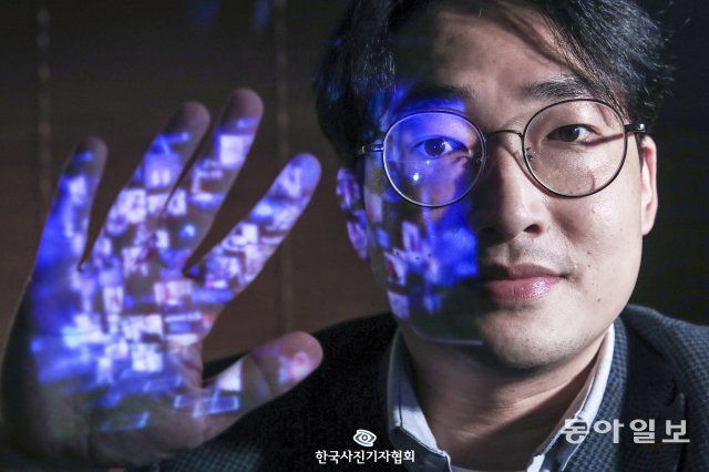 <인물 사진> 황민구(40) 법영상분석연구소장은 사진과 영상으로 범죄를 파헤친다. 대학에서 건축을 전공하다 이미지가 가진 정보 분석에 매력을 느껴 법영상 분석전문가의 길로 들어선 황 소장은 수사기관 등과 공조해 현재까지 약 1000여건의 사건 영상을 분석했다. 그는 “법의학이 의학적 상황을 과학적으로 밝혀내는 것이라면, 법영상 분석은 이미지를 해부하듯이 분석해 증거를 증거답게 만드는 것입니다.”라며 법영상 분석가의 역할을 정의했다. / 장진영 중앙일보 기자