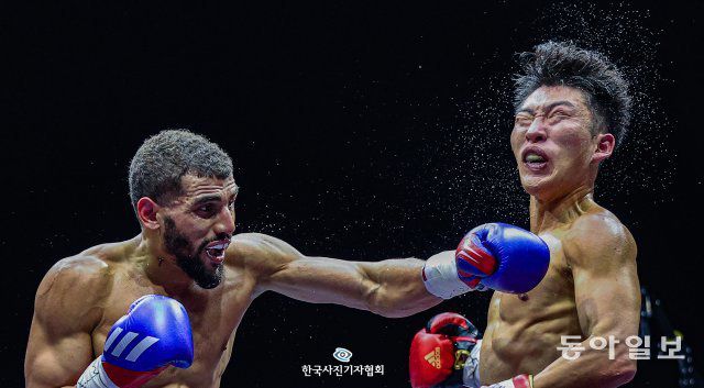 <스포츠 뉴스> 12월 11일 경기도 고양시 일산 킨텍스에서 필리핀 복싱 영웅 파퀴아오와 한국 출신 무술가 유대경의 스페셜 매치에 앞서 열린 경기에서 김신용과 마우리스 리(미국)가 난타전을 벌이고 있다. / 신현우 연합뉴스 기자