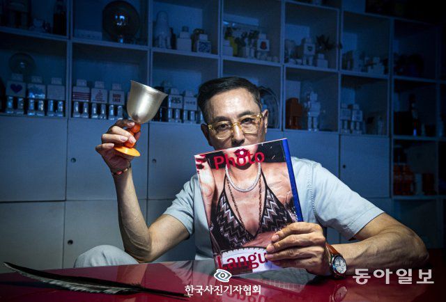 <인물 사진 >  ‘포토 랭귀지(Photo Language)’ 출간한 사진작가 김용호가 자신의 책을 들어 보이고 있다.＜정준희  중앙일보 기자