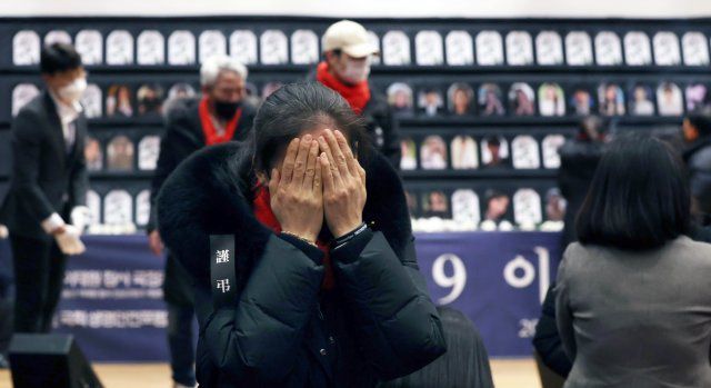 5일 서울 여의도 국회 의원회관에서 열린 10.29 이태원 참사 국회 추모제에서 헌화를 마친  한 유가족이 슬퍼하고 있다. 사진공동취재단