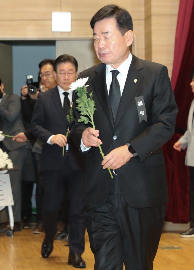 김진표 국회의장과 정진석 국민의힘 비상대책위원장, 이재명 더불어민주당 대표가 5일 서울 여의도 국회 의원회관에서 열린 10.29 이태원 참사 국회 추모제에서 헌화하고 있다. 사진공동취재단