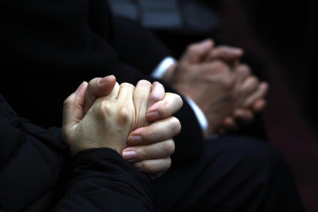 5일 오전 국회 의원회관 대회의실에서 열린 10.29 이태원 참사 국회추모제에서 종교 추모의례 도중 두 손을 모아서 기도하고 있다. 사진공동취재단