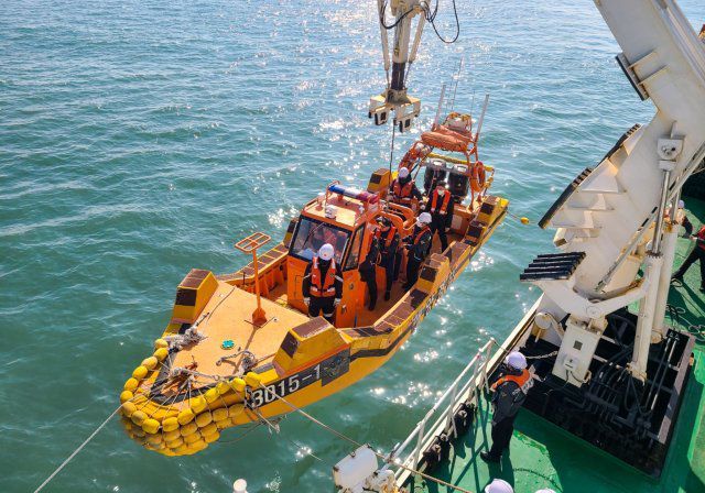 김종욱 해양경찰청장이 5일 전남 신안군 어선 청보호 전복사고와 관련해 수중수색 현장을 지휘하고 있다. 2023.2.5 해양경찰청 제공