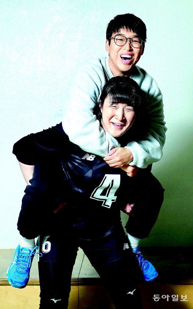 심선화(아래)가 정지영 감독을 업은 채 웃음짓고 있다. 신원건 기자 laputa@donga.com