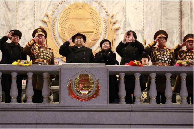 북한 김정은 노동당 총비서가 8일 열린 조선인민군 창건 75주년 기념일(건군절) 열병식에 참석했다. 그는 부인 리설주 여사, 딸 주애와 함께 참석했으나 주목을 받았던 대외메시지는 내지 않았다. 평양 노동신문=뉴스1