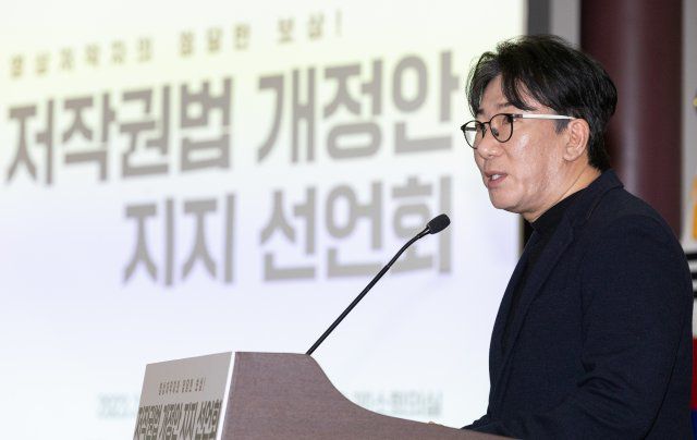 윤제균 한국영화감독조합(DGK) 공동대표가 9일 오전 서울 여의도 국회 의원회관에서 열린 저작권법 개정안 지지 선언회에서 인사말을 하고 있다. 뉴스1