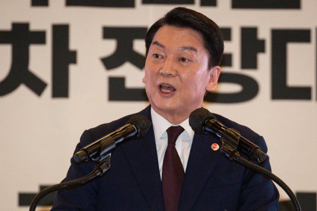 안철수 국민의힘 당대표 후보가 13일 제주 퍼시픽호텔에서 열린 국민의힘 제3차 전당대회 제주 합동연설회에서 정견 발표를 하고 있다. 2023.2.13/뉴스1