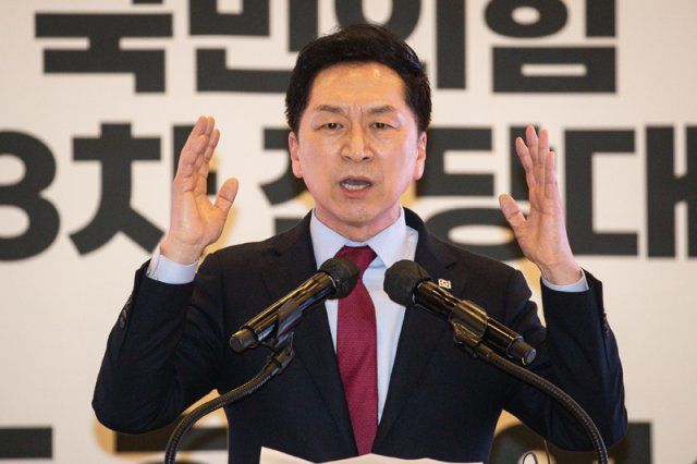 김기현 국민의힘 당대표 후보가 13일 제주 퍼시픽호텔에서 열린 국민의힘 제3차 전당대회 제주 합동연설회에서 정견 발표를 하고 있다. 2023.2.13/뉴스1