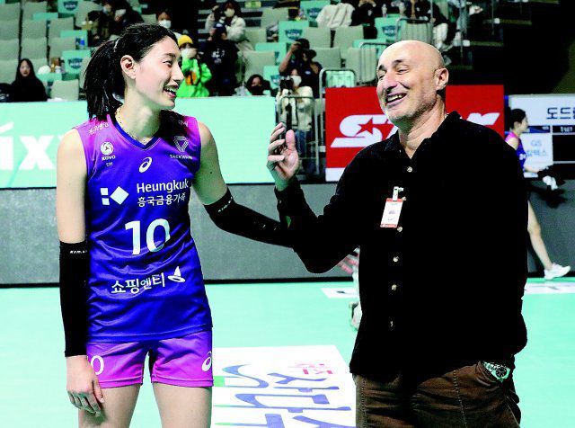 흥국생명 김연경(왼쪽)이 19일 GS칼텍스와의 경기가 끝난 뒤 팀의 새 사령탑을 맡게 된 마르첼로 아본단자 감독을 만나 웃으며 인사하고 있다. 뉴스1