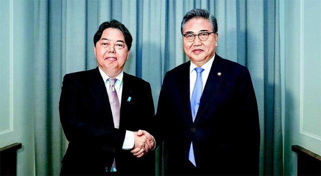 징용배상 결론 못낸 韓日외교 박진 외교부 장관(오른쪽)이 18일(현지 시간) 뮌헨 안보회의장에서 하야시 요시마사 일본 외상과 회담 전 악수를 나누며 기념  촬영을 하고 있다. 박 장관은 회담 뒤 기자들과 만나 강제징용 피해자 배상 해법과 관련해 “입장은 이해했으니 이제 서로 정치적  결단만 필요한 상황”이라고 말했다. 외교부 제공