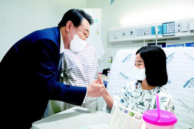 어린이병원 찾은 尹대통령 “소아과 기피, 의사 아닌 정부 잘못” 윤석열 대통령(왼쪽)이 22일 서울 종로구 서울대어린이병원에서 어린이 입원 환자를 만나 격려하고 있다. 윤 대통령은 “의사가  소아과를 기피하는 것은 의사가 아닌 정부 정책 잘못”이라며 “아이들 건강을 챙기는 것은 국가의 최우선 책무”라고 했다.  대통령실사진기자단
