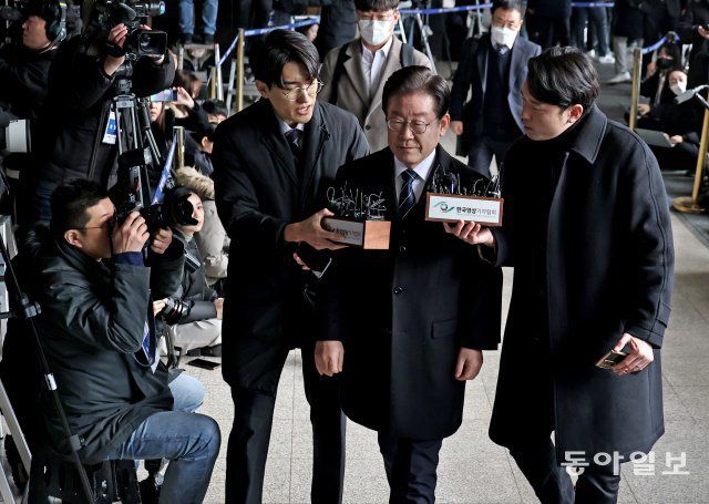 더불어민주당 이재명 대표가 대장동·위례신도시 개발비리 연루 혐의와 관련해 10일 오전 서울 서초구 서울중앙지검으로 2차 출석하며 취재진의 질문을 받고 있다. 양회성 기자 yohan@donga.com