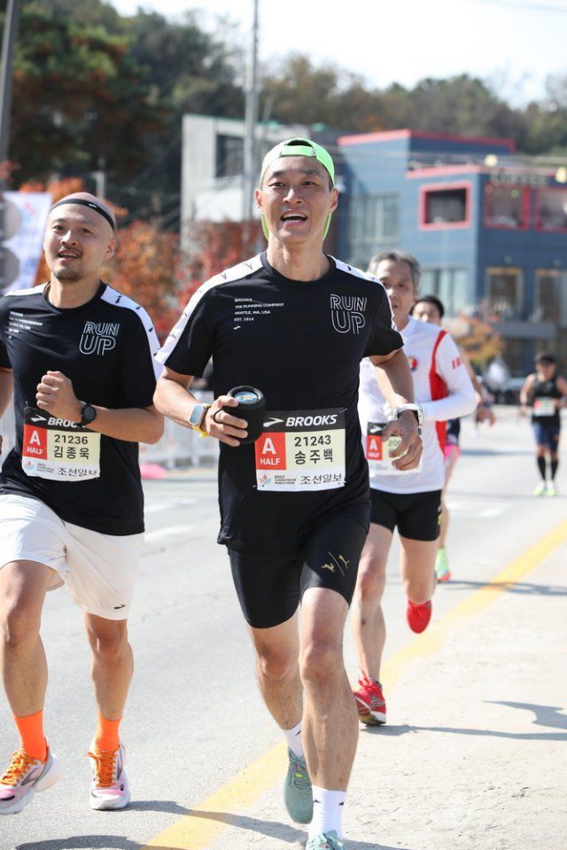 송주백 대표가 지난해 열린  춘천마라톤에서 질주하고 있다. 송주백 대표 제공.