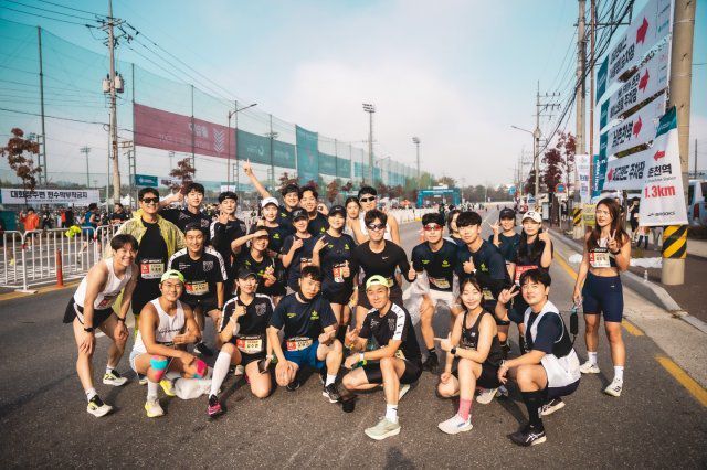 지난해 열린 춘천마라톤에 출전해 회원들과 함께 포즈를 취한 송주백 대표(앞줄 오른쪽에서 세 번째). 송주백 대표 제공.