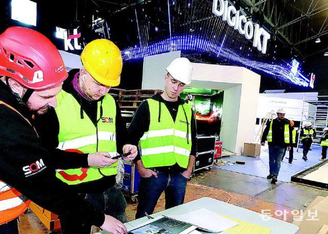 24일(현지 시간) 스페인 바르셀로나에 위치한 ‘MWC 2023’ 행사장 ‘피라 그란비아’에서 KT 전시관 설치 공사가 진행되고 있다.바르셀로나=최혁중 기자 sajinman@donga.com