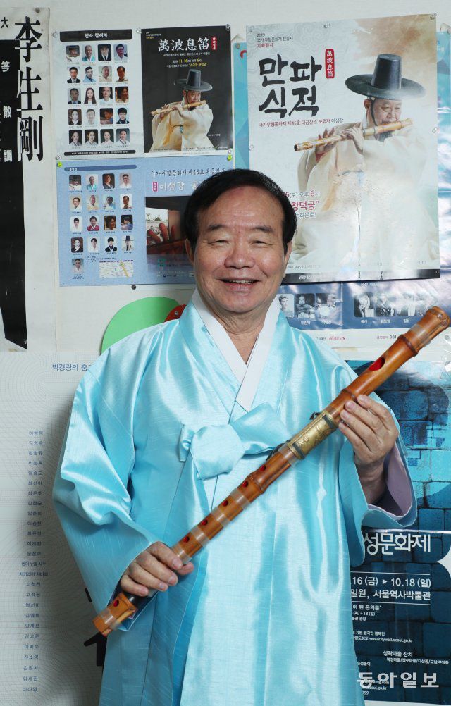 이생강 명인은 흐트러짐 없는 연주 비결에 대해  “어릴 적 이불 속에 숨어 태평소를 연습하던 게 지금의 폐활량을 만들었다”며 “태평소는 소리가 커서 산에서 불다가도 혼이 나곤 해 숨어거 불었다”고 했다. 신원건 기자 laputa@donga.com