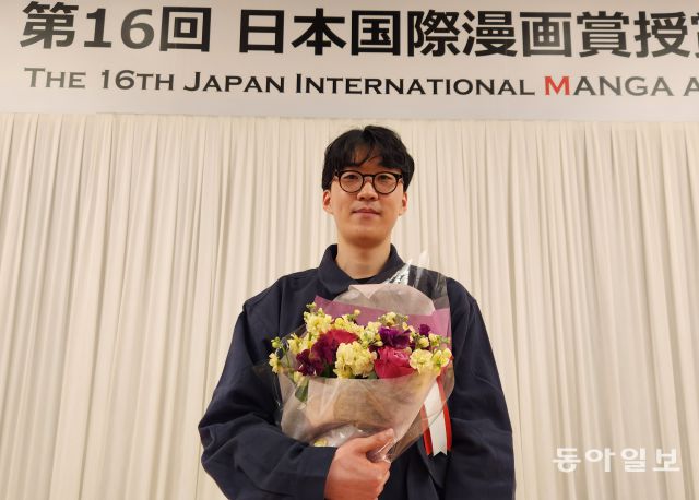제16회 일본국제만화상 최우수상을 받은 성률 작가.  도쿄=이상훈 특파원 sanghun@donga.com