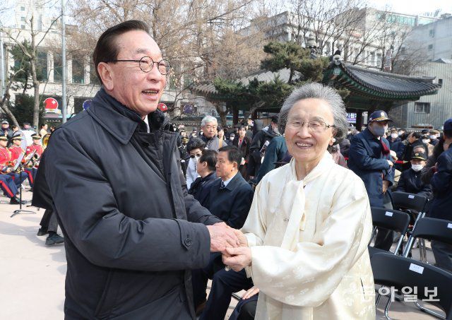 1일 오후 서울 종로구 탑골공원에서 열린 탑골공원 3.1운동 성역화 기념식에서 만난 김구 선생의 손자 김진 씨와 이승만 전 대통령의 양아들 이인수 박사의 부인 조혜자 여사가 손을 맞잡고 있다. 양회성 기자