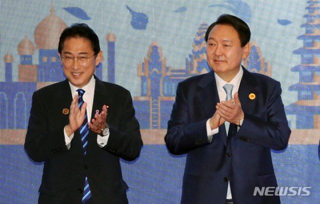 윤석열 대통령과 기시다 후미오 일본 총리가 12일(현지시간) 프놈펜 한 호텔에서 열린 아세안+3 정상회의에서 참가국 정상들과 기념촬영을 하고 있다. 2022.11.12