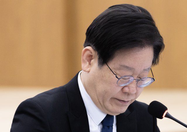 이재명 더불어민주당 대표가 10일 오전 경기도 수원시 영통구 경기도의회에서 열린 최고위원회의에서 발언을 마친 후 아랫쪽을 바라보고 있다. 뉴스1