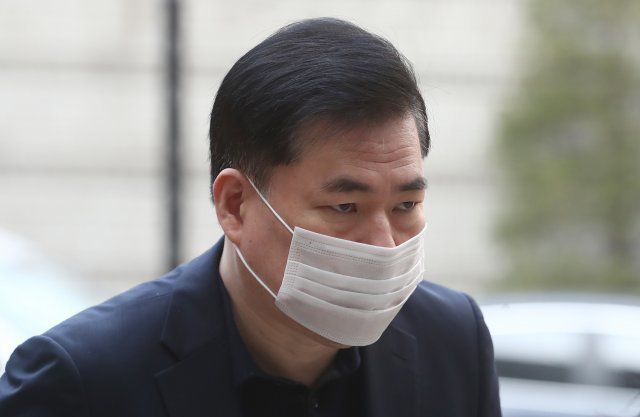 유동규 전 성남도시개발공사 사장 직무대리가 10일 오전 서울 서초구 서울중앙지방법원에서 열린 대장동 개발 사업 로비·특혜 의혹 관련 공판에 출석하고 있다.