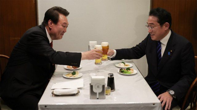 80분 1차만찬 이어 한시간 2차만찬 ‘건배’ 윤석열 대통령과 기시다 후미오 일본 총리가 16일 일본 도쿄의 번화가  긴자에 있는 ‘렌가테이’에서 생맥주로 건배를 하고 있다. 이곳은 1895년 개업한 노포로 일본에서 처음 돈가스, 오므라이스를 판  음식점으로 알려졌다. 윤 대통령이 과거 일본에서 먹었던 오므라이스를 추억한 것을 계기로 마련된 2차 만찬에서 한일 정상은 한  시간가량 이야기를 나눴다. 도쿄=뉴시스