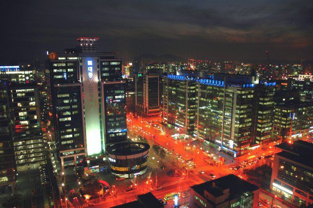 정부는 2009년부터 지은 지 20년 넘은 노후 산업단지의 재정비 사업에 적극 나서고 있다. 사진은 서울 구로디지털단지의 야경. 동아일보 DB