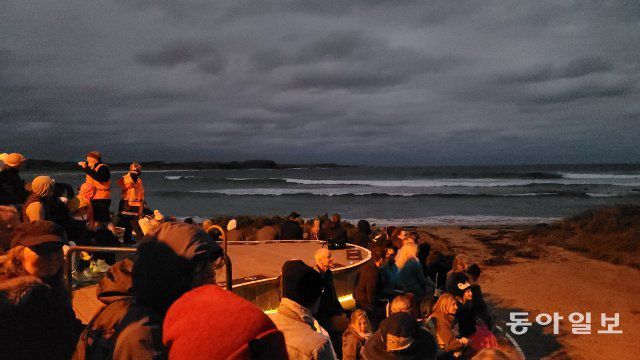 해질녘 필립섬 서머랜드 비치에서 펭귄을 기다리는 사람들. 전승훈 기자 raphy@donga.com