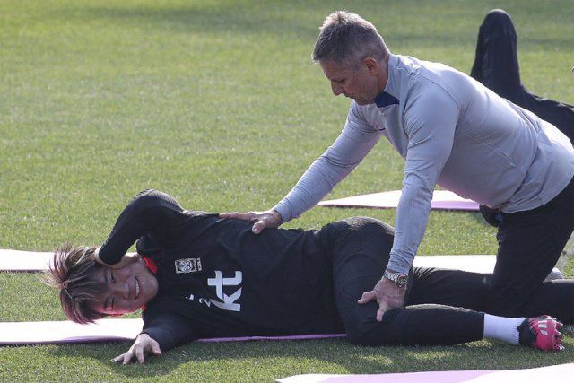 1월 셀틱(스코틀랜드)으로 이적한 뒤 대표팀에 처음 소집된 오현규(왼쪽)가 베르너 로이트하르트 피지컬 코치의 도움을 받아 몸을 풀고 있다. 파주=뉴스1