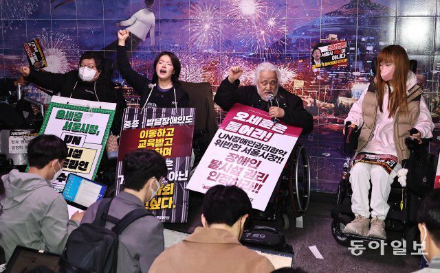 박경석 전국장애인차별철폐연대(전장연) 공동상임대표가 23일 오전 서울 지하철 1호선 시청역 승강장에서 기자회견을 열고 “서울시의 ‘전장연 죽이기’가 계속 된다면 지하철 선전전을 재개하겠다”고 밝히고 있다. 전장연은 이날 오전 8시 15분께 시청역 승강장에서 지하철 선전전을 위한 탑승을 시도했지만 지하철 보안관과 경찰의 저지로 승차에는 실패했다. 양회성 기자 yohan@donga.com