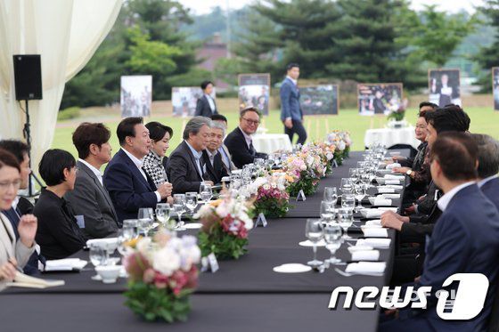 윤석열 대통령이 지난해 6월 용산 대통령실 잔디마당에서 제75회 칸 국제영화제 남우주연상·감독상 수상을 기념해 영화 관계자들과 만찬 자리를 갖고 있다. 송강호 배우(영화 ‘브로커’), 박찬욱 감독(영화 ‘헤어질 결심’), 영화계 원로를 대표해 임권택 감독 등의 모습이 보인다.  대통령실 제공.