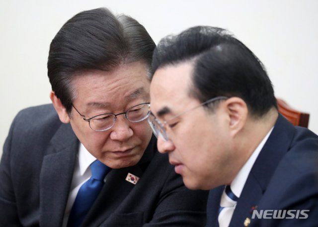 더불어민주당 이재명 대표(왼쪽)와 박홍근 원내대표가 27일 오전 서울 여의도 국회에서 열린 최고위원회의에서 대화하고 있다. 뉴시스