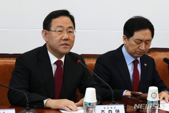 국민의힘 주호영 원내대표(왼쪽)가 27일 오전 서울 여의도 국회에서 열린 최고위원회의에서 발언하고 있다. 뉴시스