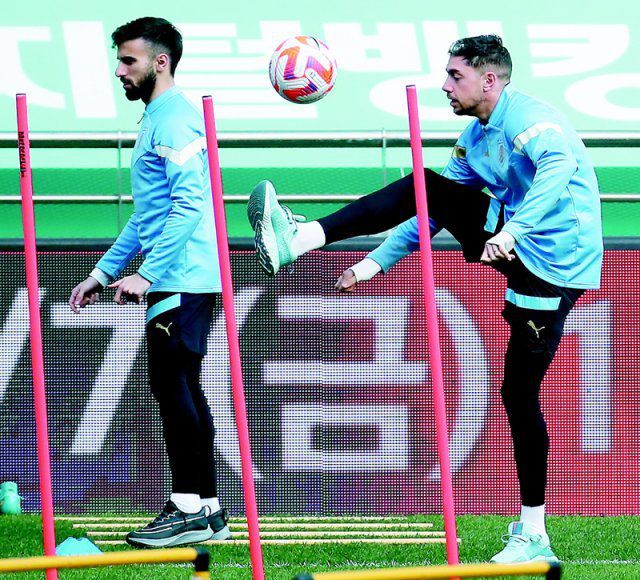 우루과이 축구대표팀의 페데리코 발베르데(오른쪽)가 한국과의 A매치를 하루 앞둔 27일 서울월드컵경기장에서 훈련하며 볼을 다루고  있다. 발베르데는 24일 일본 도쿄에서 열린 일본과의 A매치에서 한 골을 넣었다. 우루과이는 일본과 1-1로 비겼다. 뉴스1