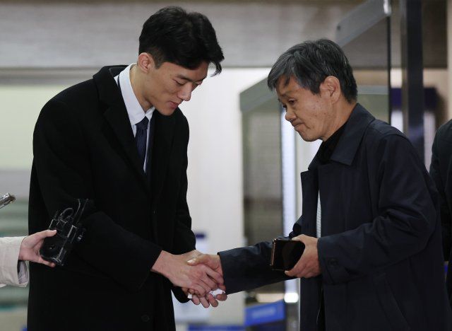 마약 투약 혐의로 체포된 고(故) 전두환씨의 손자 전우원씨가 29일 오후 서울 마포경찰서를 나서며 5·18 부상자회 등 관련단체 회원들에게 사과하고 있다. 2023.3.29/뉴스1