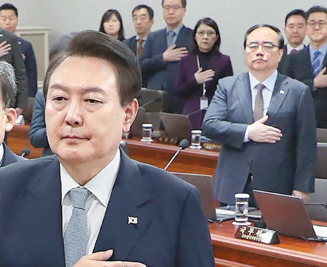 28일 서울 용산 대통령실에서 열린 국무회의에서 윤석열 대통령이 국기에 대한 경례를 하고 있다. 오른쪽 뒤에 29일 사퇴한 김성한 국가안보실장의 모습이 보인다. 대통령실사진기자단