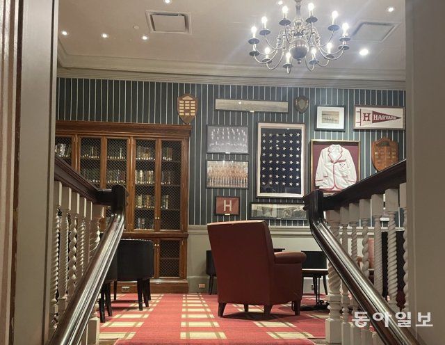 하버드 클럽 내부 도서관. 뉴욕=김현수 특파원 kimhs@donga.com