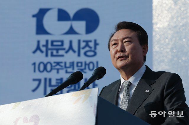 대구 서문시장 100주년인 1일 윤석열 대통령이 기념식에 참석해 축사를 하고 있다. 대통령실사진기자단 최혁중기자 sajinman@donga.com