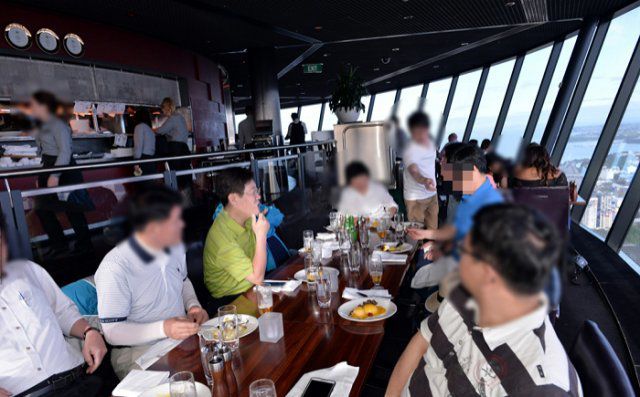 2015년 이재명 당시 성남시장이 호주, 뉴질랜드 출장에서 김문기 전 처장(파란 옷) 등과 식사하는 모습. 이준석 ‘고공행진 팀블로그’ 캡처. 장승윤 기자 tomato99@donga.com