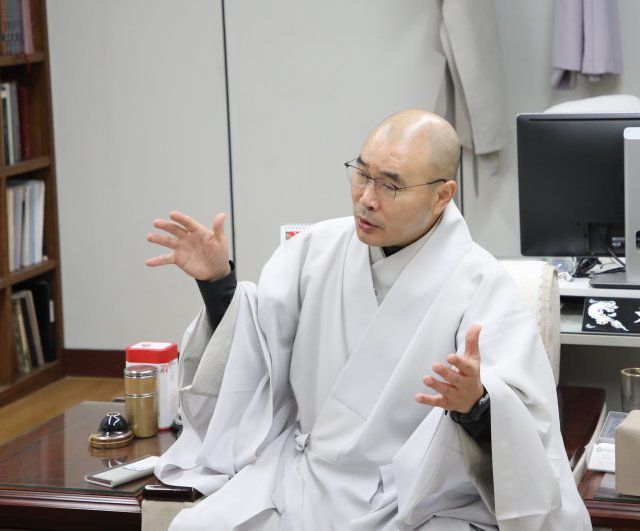 탄원 스님이 ‘열암곡 마애불입상 바로 모시기’의 의의와 과정을 설명하고 있다. 사진제공 조계종