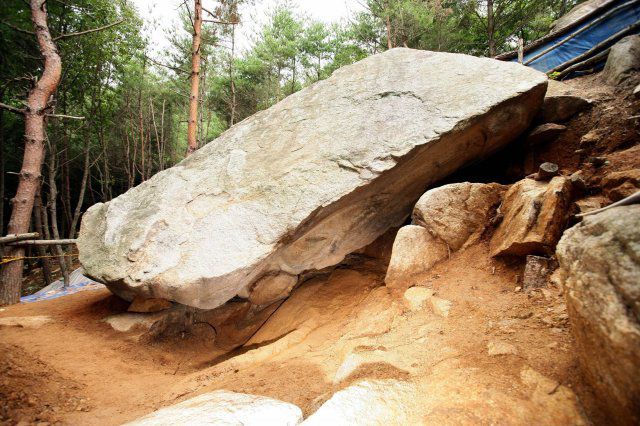 2007년 국립경주문화재연구소 소속 연구원들이 경북 경주 남산에서  열암곡 마애불입상 을 발견한 뒤 수습하고 있다(사진). 엎어진 불상과 바닥 사이 5cm 틈으로 온전하게 보존된 불상의 얼굴이 보인다. 국립문화재연구소 제공
